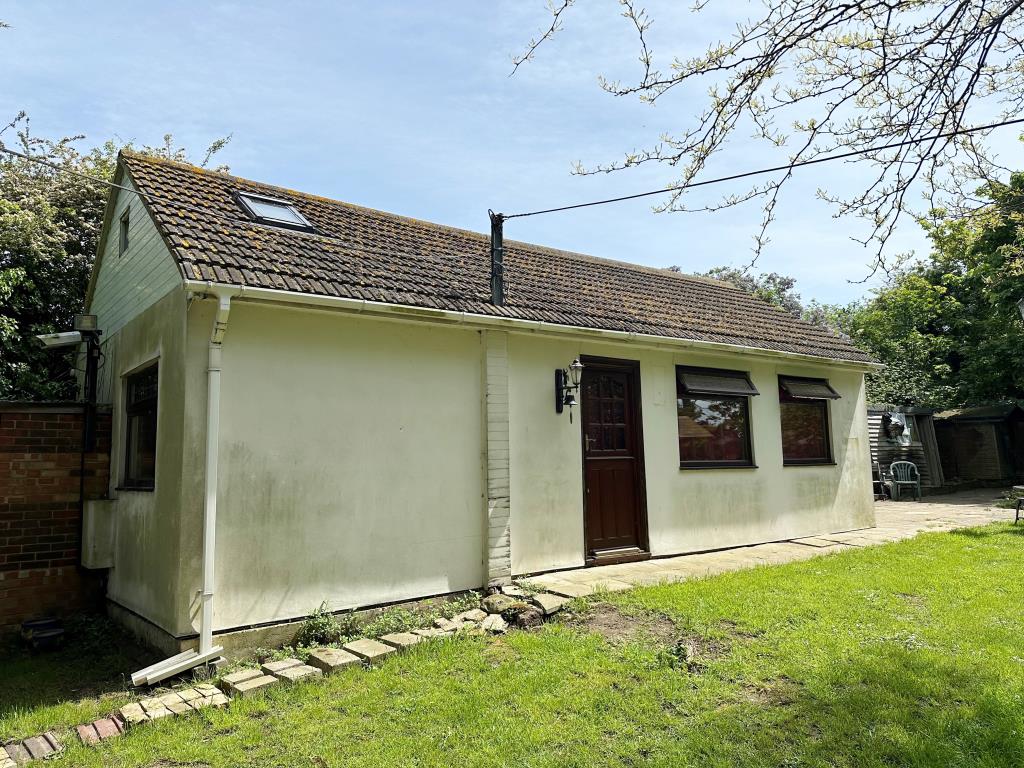 Lot: 174 - LAND WITH BUILDING, CARAVAN AND SWIMMING POOL IN RURAL LOCATION - Detached building